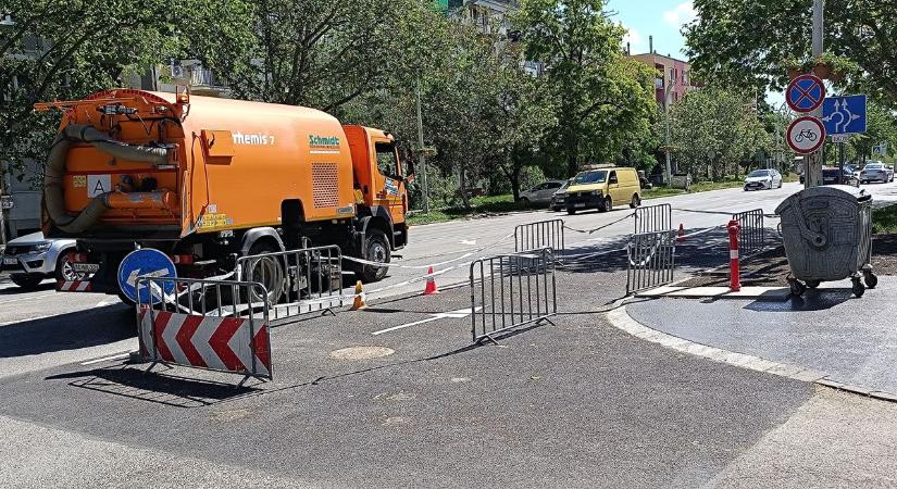 Véget ér a három éve tartó munka, újra kétsávos lesz az út a Kassai úti iskola mellett