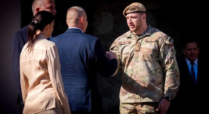 Pálinkás Szilveszter is várta Ruszin-Szendi Romuluszt a Honvédelmi Minisztérium előtt