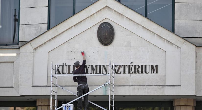 A „külgazdasági” felirat mellett Szijjártó Péter fotói is eltűntek a Külügyminisztériumból