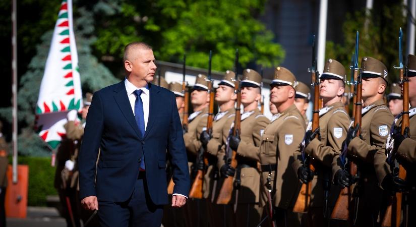 Katonai tiszteletadással fogadták Ruszin-Szendi Romuluszt a Honvédelmi Minisztériumban – videón a miniszter bevonulása