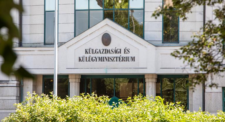 Orbán Anita nem késlekedett, máris leszedette a Külügyminisztérium épületéről a külgazdasági feliratot