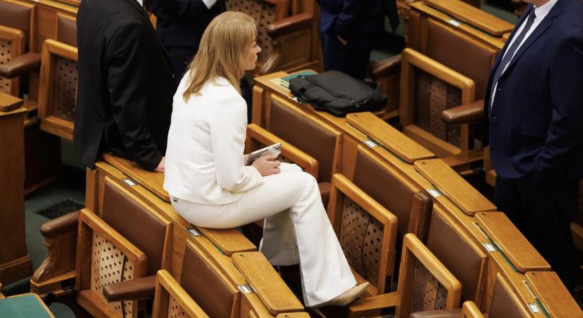 Mint a kocsmában: Ruzsa Diána tiszás képviselő figyelmét elkerülte az Országház etikettje