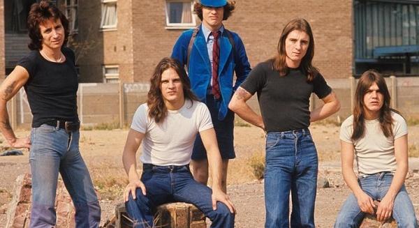 Ma 50 éves az AC/DC 'High Voltage' albuma (lemezismertető)
