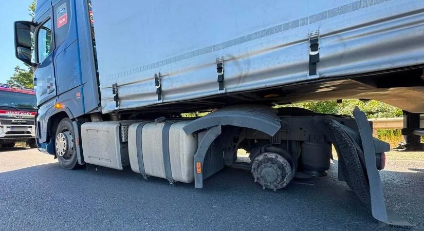 Kamionkerék csapódott két autónak a 4-esen, a baleset miatt teljes az útzár – képekkel