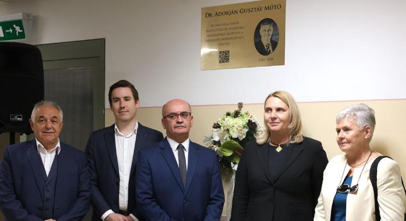 Kivételes orvos előtt tisztelegnek: műtőt neveztek el az egykori főorvosról, főigazgatóról Nyíregyházán (fotók, videó)