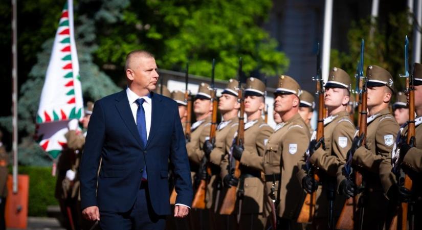 Katonai tiszteletadással fogadták Ruszin-Szendi Romuluszt a HM épületénél, Pálinkás százados is jelen volt