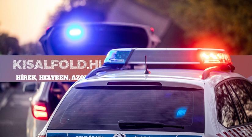 Megcsúszott és a szalagkorlátnak ütközött egy személyautó Gyarmat közelében - forgalmi akadály