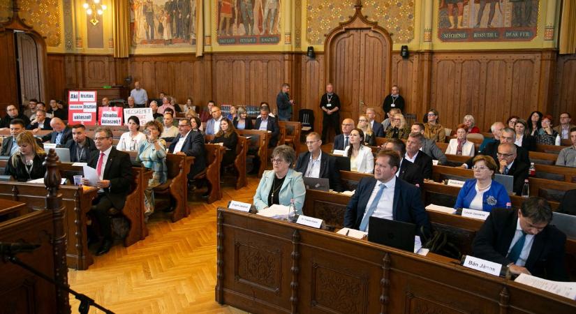 A kecskeméti közgyűlés feloszlását követelte a Szövetség a Hírös Városért Frakció  fotók