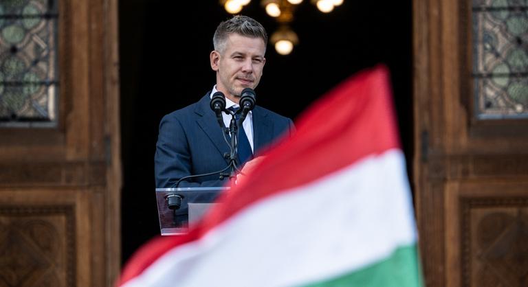 Érkeznek a miniszterek, kezdődik az átadás-átvétel