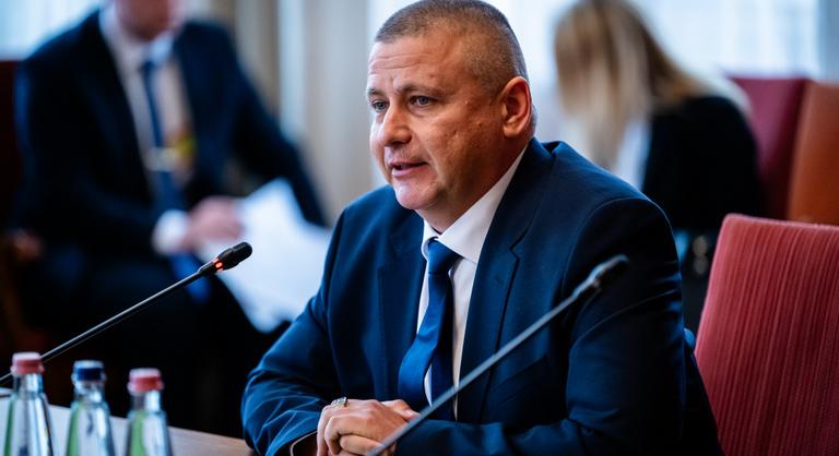Katonai tiszteletadással fogadták Ruszin-Szendi Romuluszt a Honvédelmi Minisztériumnál