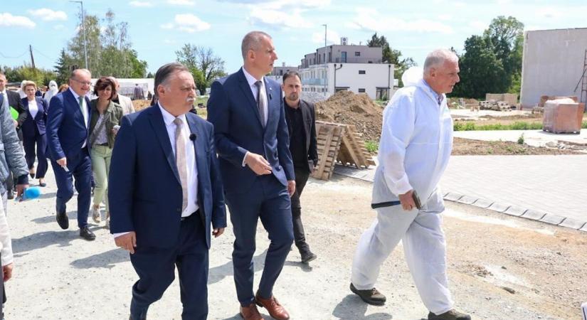 Azbeszt Győr-Moson-Sopronban: szakértőkkel vonult ki Gajdos László az élő környezetért felelős miniszter