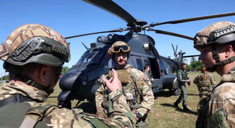 Helikopteres bemutató: Kaposváron találkoztak a honvédségi csúcstechnológiával a katonák