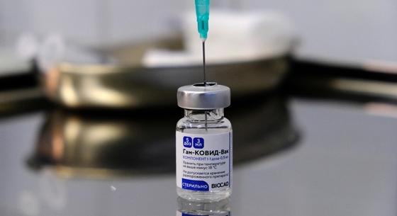 Nyilvánosságra hozta az OGYÉI, kinek nem ajánlják az orosz Szputnyik V vakcinát