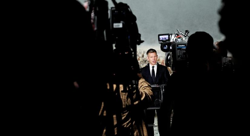 Németh Balázs fénybombázással vádolja Magyar Péteréket, a HVG-től lopott képpel bizonygatja igazát