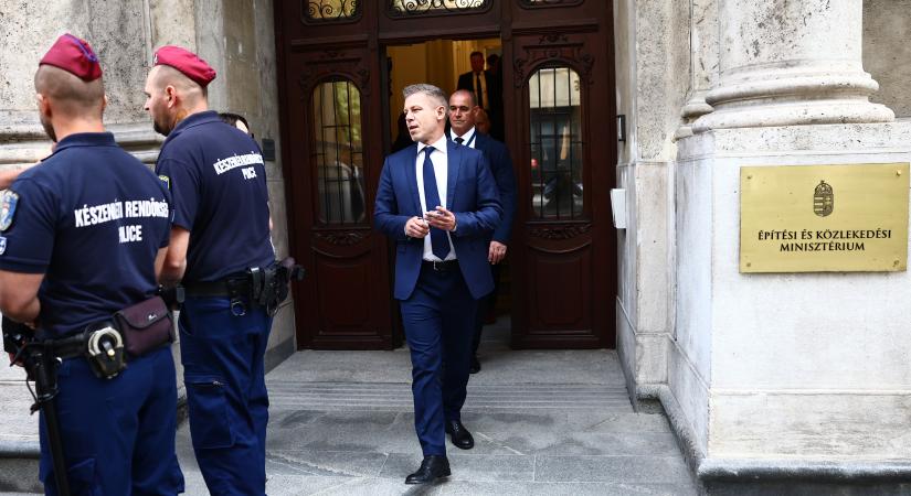 Elkezdődött az átadás-átvétel, Orbán Viktor és a leköszönő kormány tagjai is megérkeztek