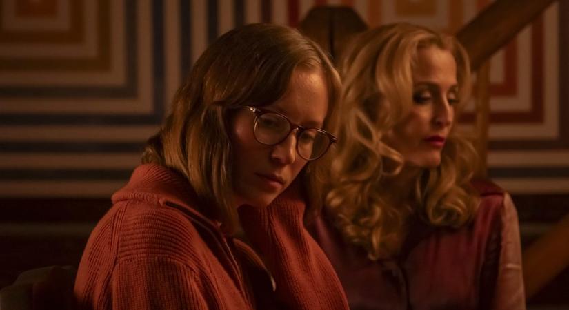 Gillian Anderson csuromvéresen szereti a leszbikus szexet – agyament horrorkomédiát láttunk Cannes-ban