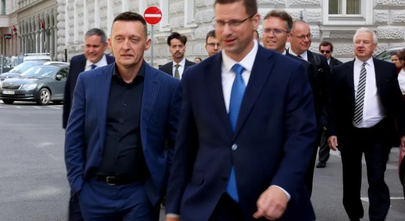A régi és új miniszterek is csapatostul érkeztek a kormányzati átadás-átvételre
