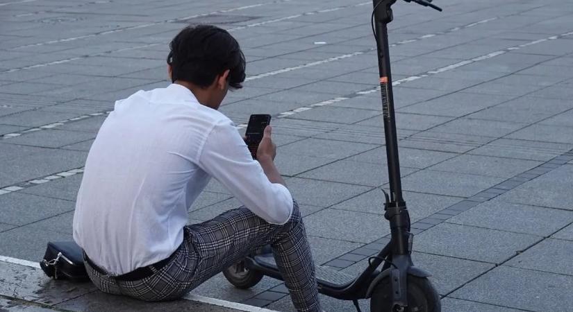 Elektromos roller akkuján spórolnak – aztán jön a baj
