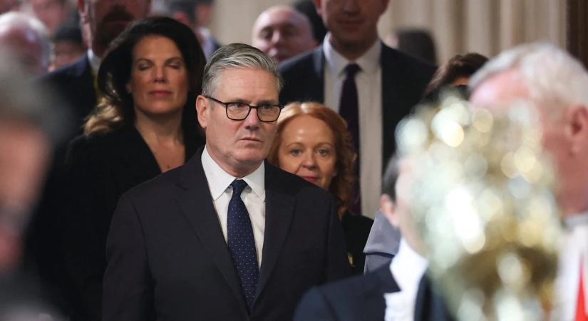 Súlyos válságba került a brit kormány miután lemondott egy kulcsminiszter. Kérdéses lehet az államfő sorsa