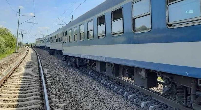 Kisiklott egy InterCity, két utas megsérült – hajnalban a Nyugatiban siklott ki egy szerelvény