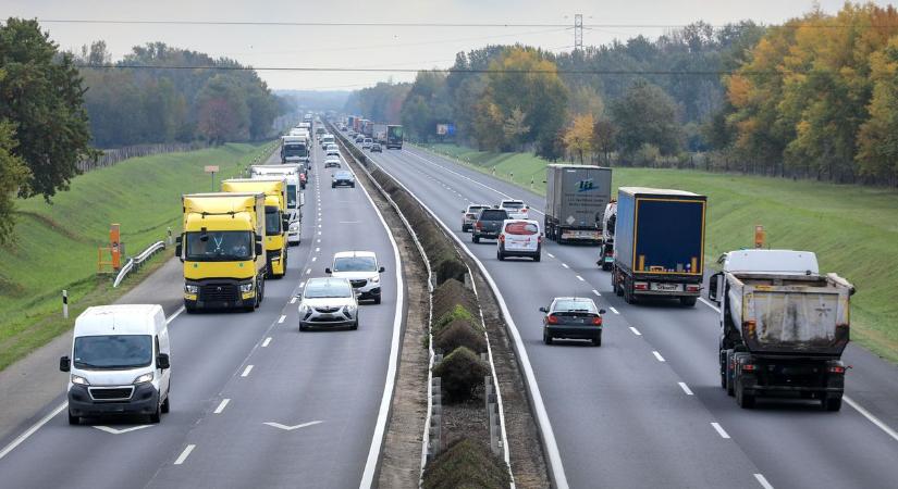 Bedugult az M1-es autópálya, egyre hosszabb a kocsisor
