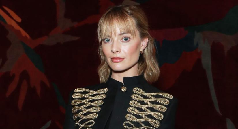 Margot Robbie is előtúrta a huszárkabátot a gardróbjából