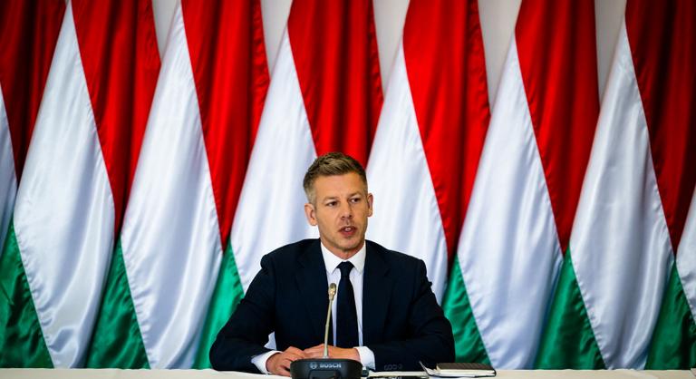 Találkoztak a távozó és az új miniszterek, lezárult a kormányváltás, Magyar Péter megszólal