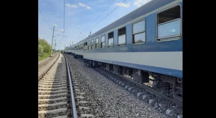 Kisiklott egy InterCity Gyománál, sérültek is vannak