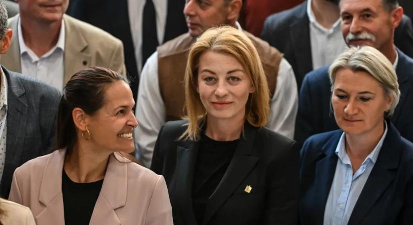 Elnézést kért a Tisza pécsi országgyűlési képviselője, amiért felült az asztalra a Parlamentben