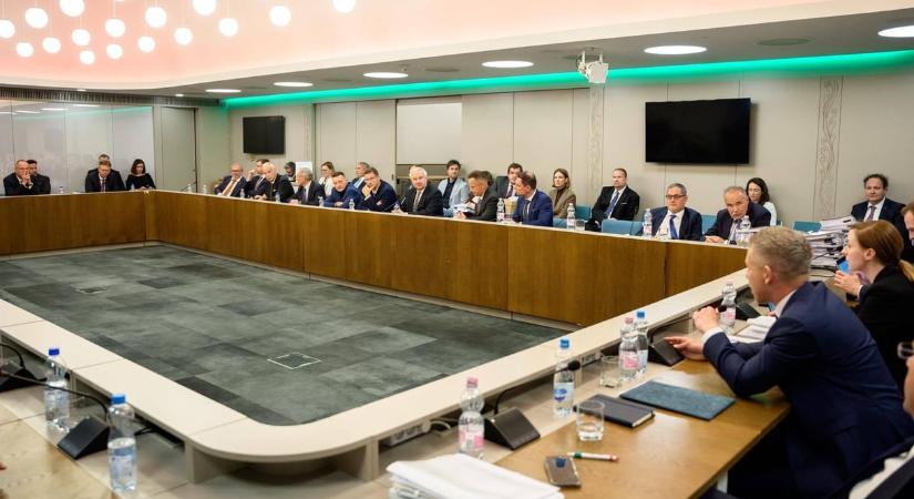 Magyar Péter a kormányzati átadás-átvétel után: „A főleltáros nem volt itt, és nem volt túl jó a hangulat”