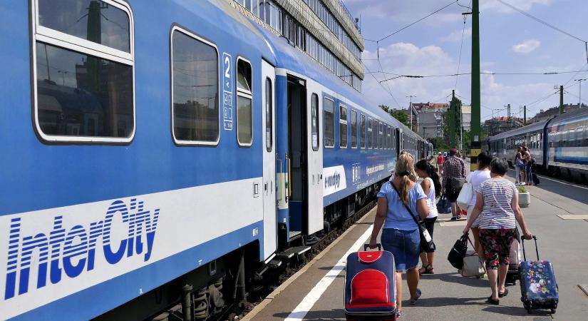 Kisiklott egy vonat Gyománál, sérültek is vannak