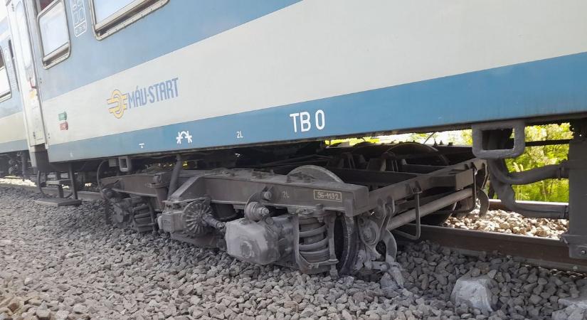 Négy kocsi repült le a sínekről és háromszáz méteren tarolta le a pályát a békéscsabai InterCity