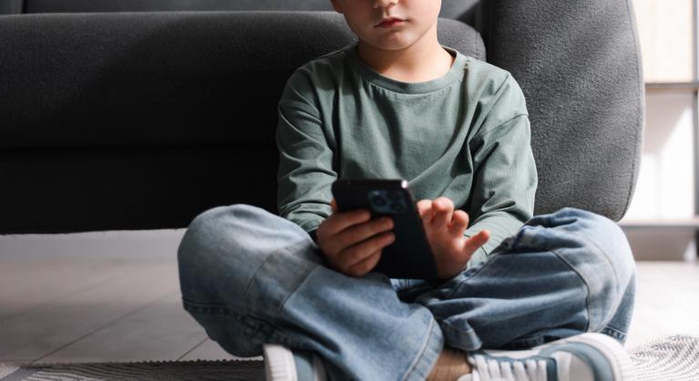 A tech-elit tiltja a netet a gyerekeinek, a tömegnek marad a TikTok-szemét