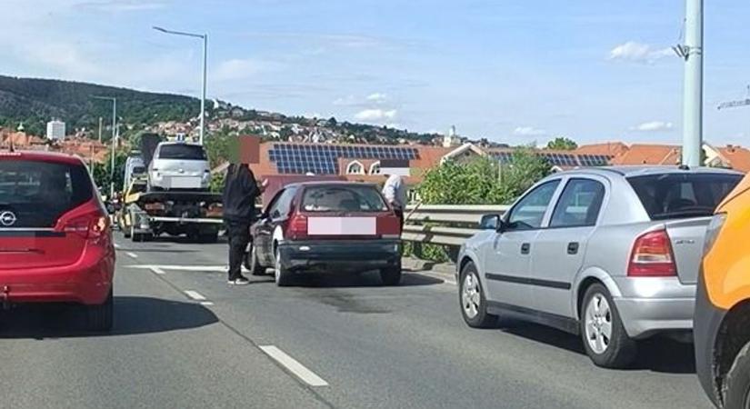 Újabb karambol, most Pécsen: négy autó ütközött a felüljárón (VIDEÓ)