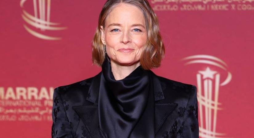 A 63 éves Jodie Foster bottal sétált az utcán feleségével: alig ismertük fel a fotókon