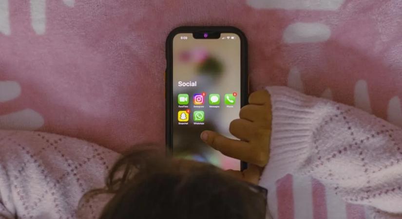 Gyerekek pánikban: hamarosan minden eddiginél többet láthatnak a szülők az Instagramon