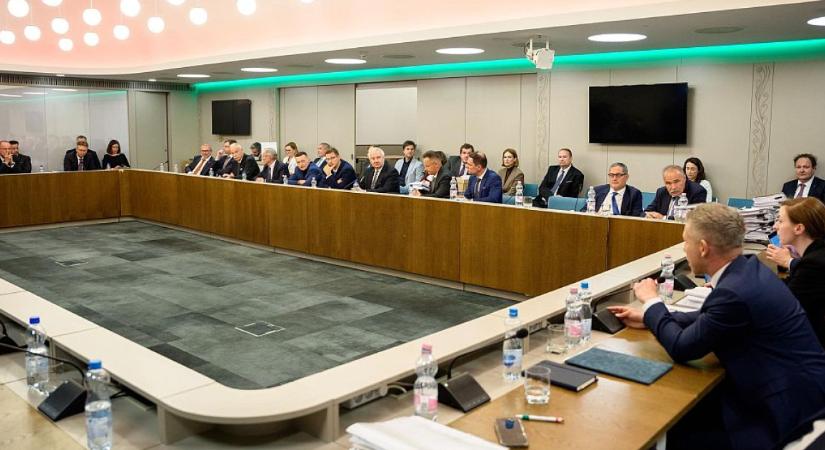 Magyar Péter bejelentette: megtörtént a minisztériumi átadás-átvétel, indulnak a vizsgálatok