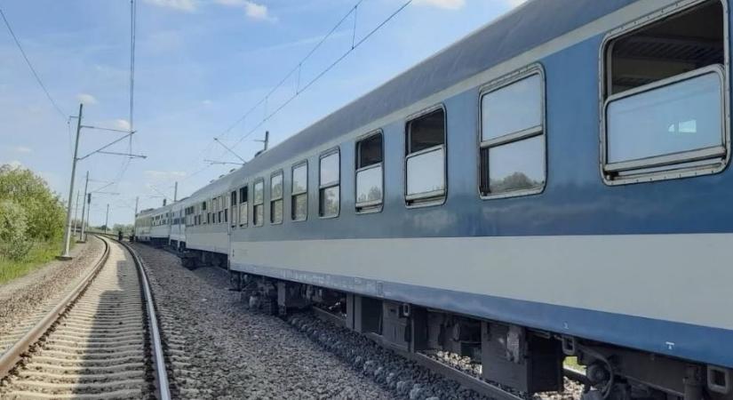 Kisiklott a MÁV InterCity-vonata, többen megsérültek