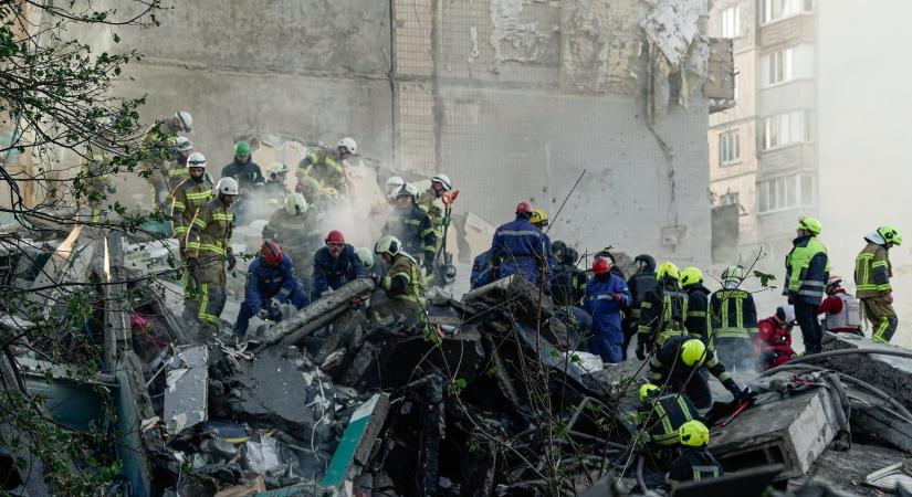Zelenszkij szerint egyre több a halott Kijevben a pusztító orosz támadás után