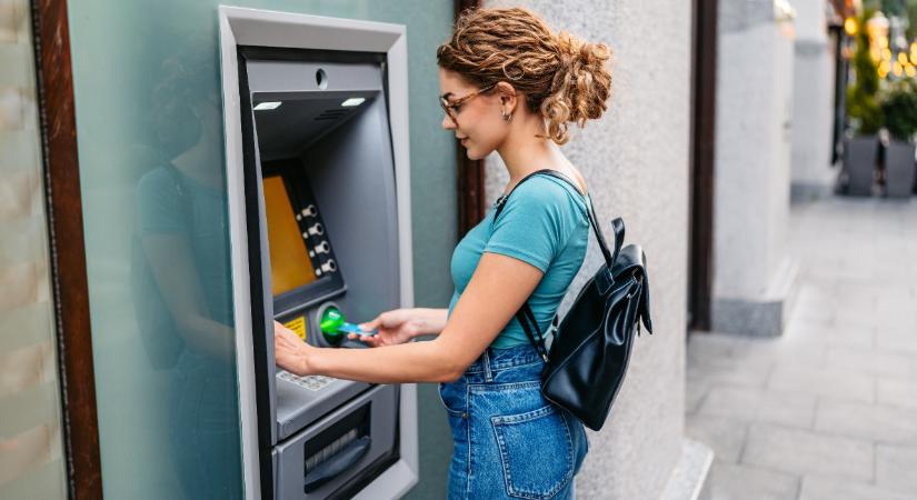 Nőnek a lakossági banki költségek, sorra jelentik be a drágítást a pénzintézetek – itt a határidő