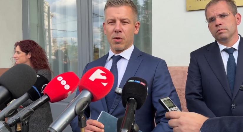 “Szégyelljék magukat!” – Feszült hangulatban zajlott a minisztériumok átvétele