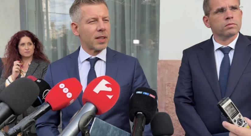 „A főleltáros nem volt itt” – lezajlott a kormányzati átadás-átvétel, DVD-n kapták meg a dokumentumokat