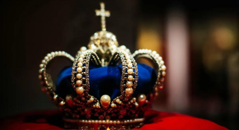 Szívrohamot kapott az uralkodó, kórházba kellett szállítani
