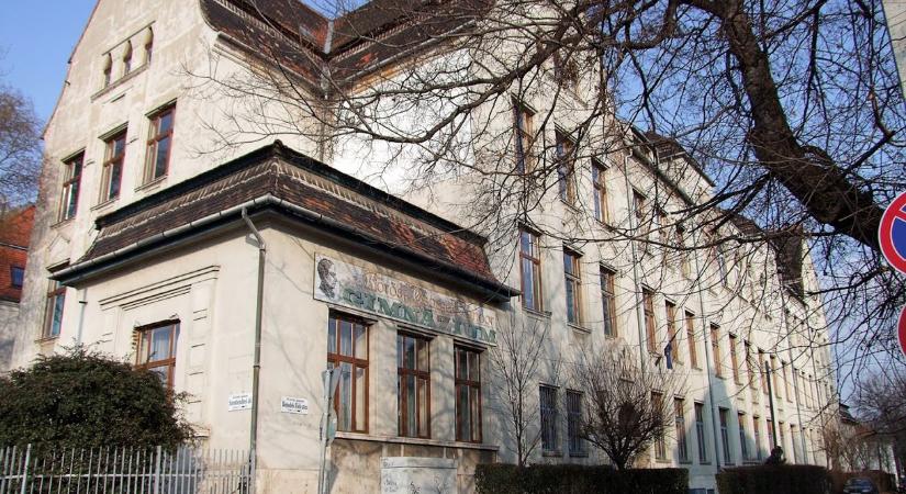 Botrány az óbudai egyházi gimiben: különböző „szolgáltatásokért” cserében segítséget ígért a matekérettségin a diáklányoknak a tanár