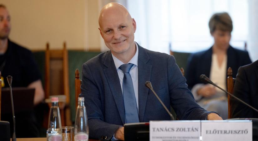 Kormánylapok lemondása és liftprogramozás - Itt vannak Tanács Zoltán miniszter első intézkedései