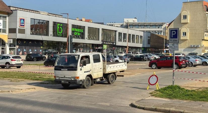Meghúzták a kocsit a parkolóban és cetli nélkül távoztak? Ezt lehet tenni a kárrendezés érdekében