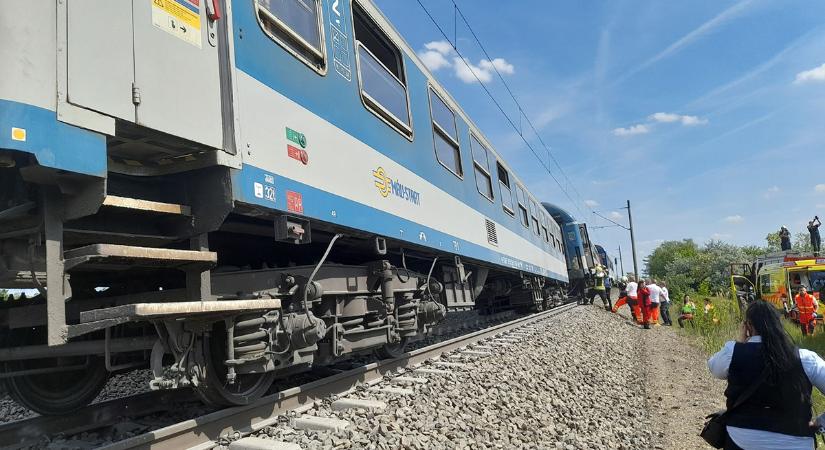 Súlyos baleset: kisiklott a Békés InterCity, mentőhelikopter érkezett a helyszínre