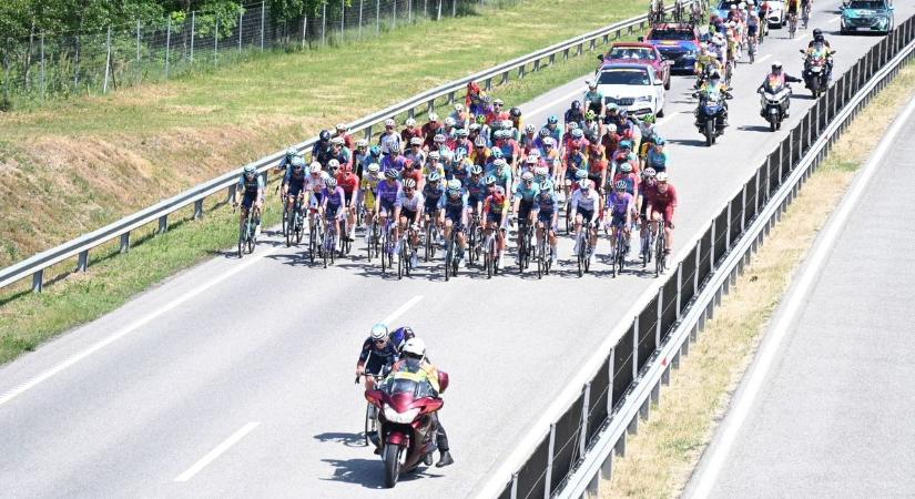 Hátborzongató jelenet zavarta meg a Tour de Hongrie futamát és csak a centiken múlt a katasztrófa – videó
