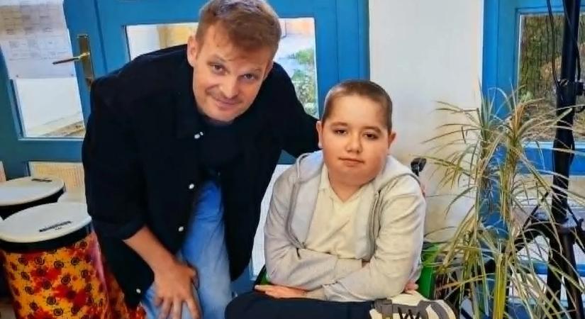 Nem akármilyen zsűri előtt szavalt Duchenne-es Ádi: Puskás Peti és Marsalkó Dávid díjazta a produkcióját