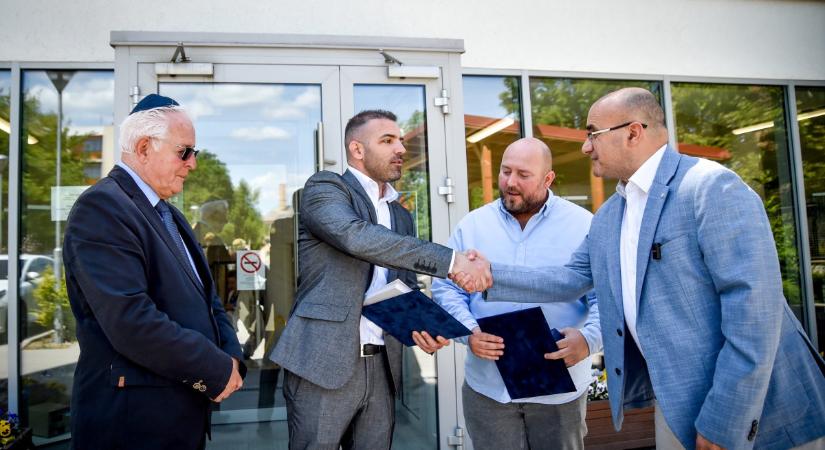 Kórház kapta a Tárkányi Zsolt lejáratására készített fideszes plakát árát